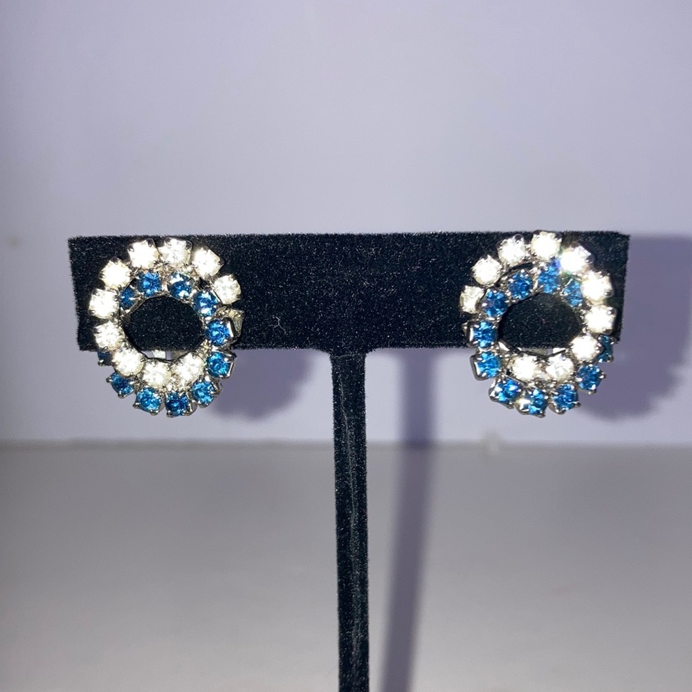 Z112- Vintage clip on earrings that are two circles.